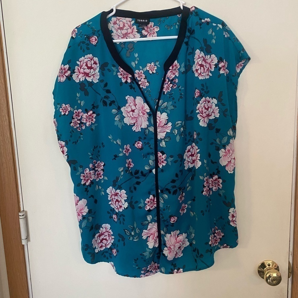 Torrid size1 Scherer pop over floral top